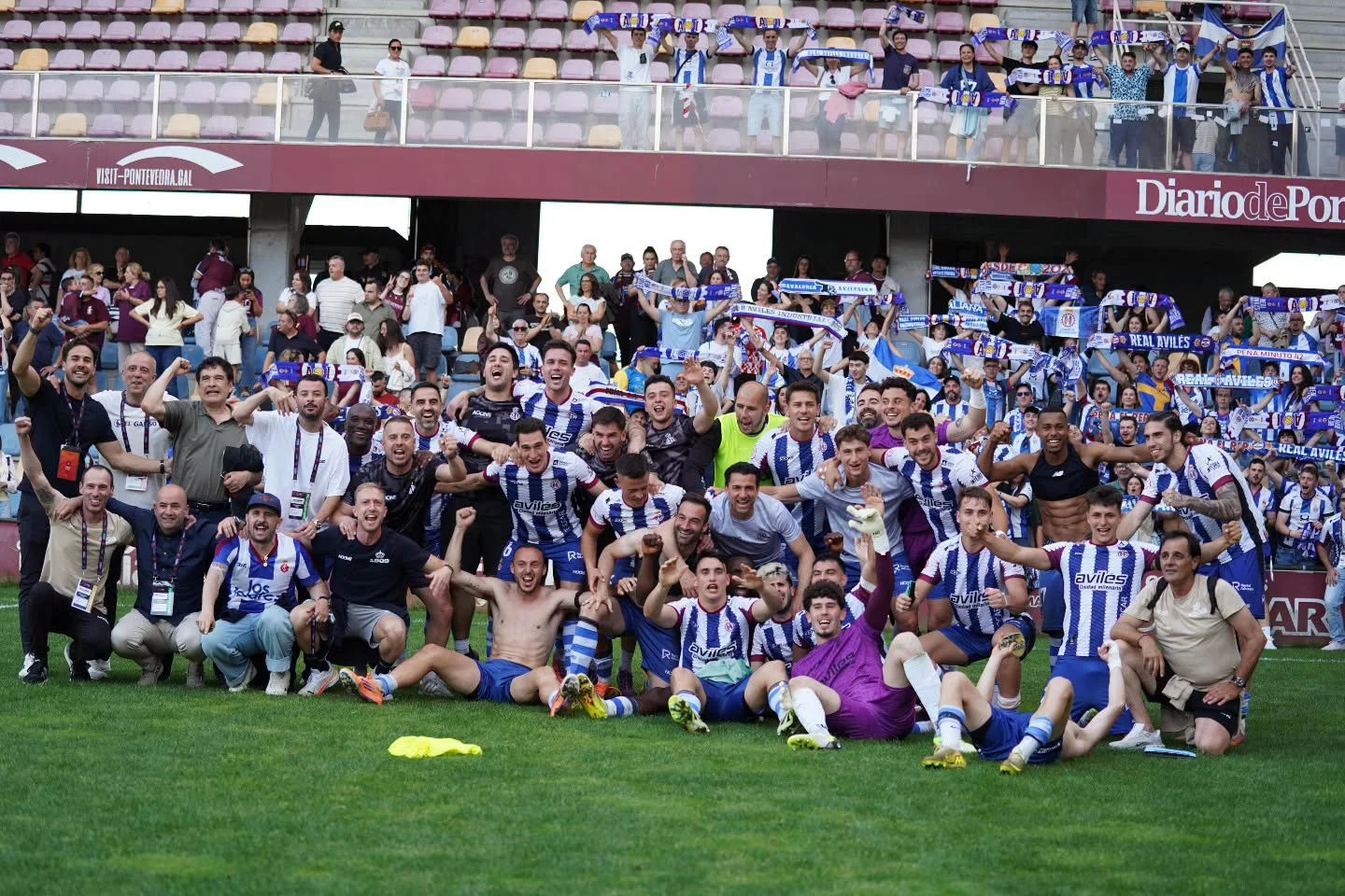 Plantilla del Real Avilés Industrial celebrando la permanencia